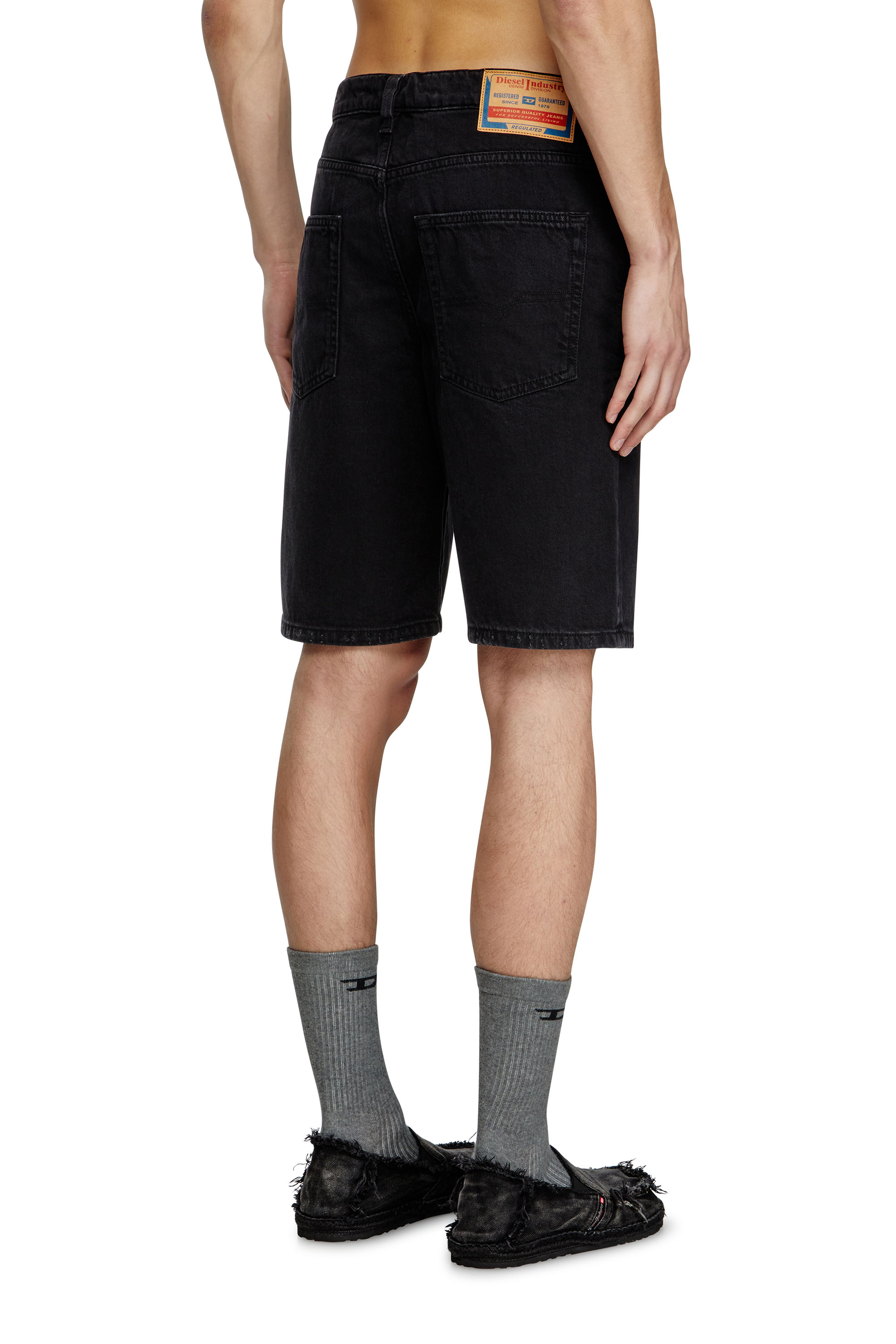 Diesel - REGULAR-SHORT, Pantalones cortos en denim Hombre in Negro - 2